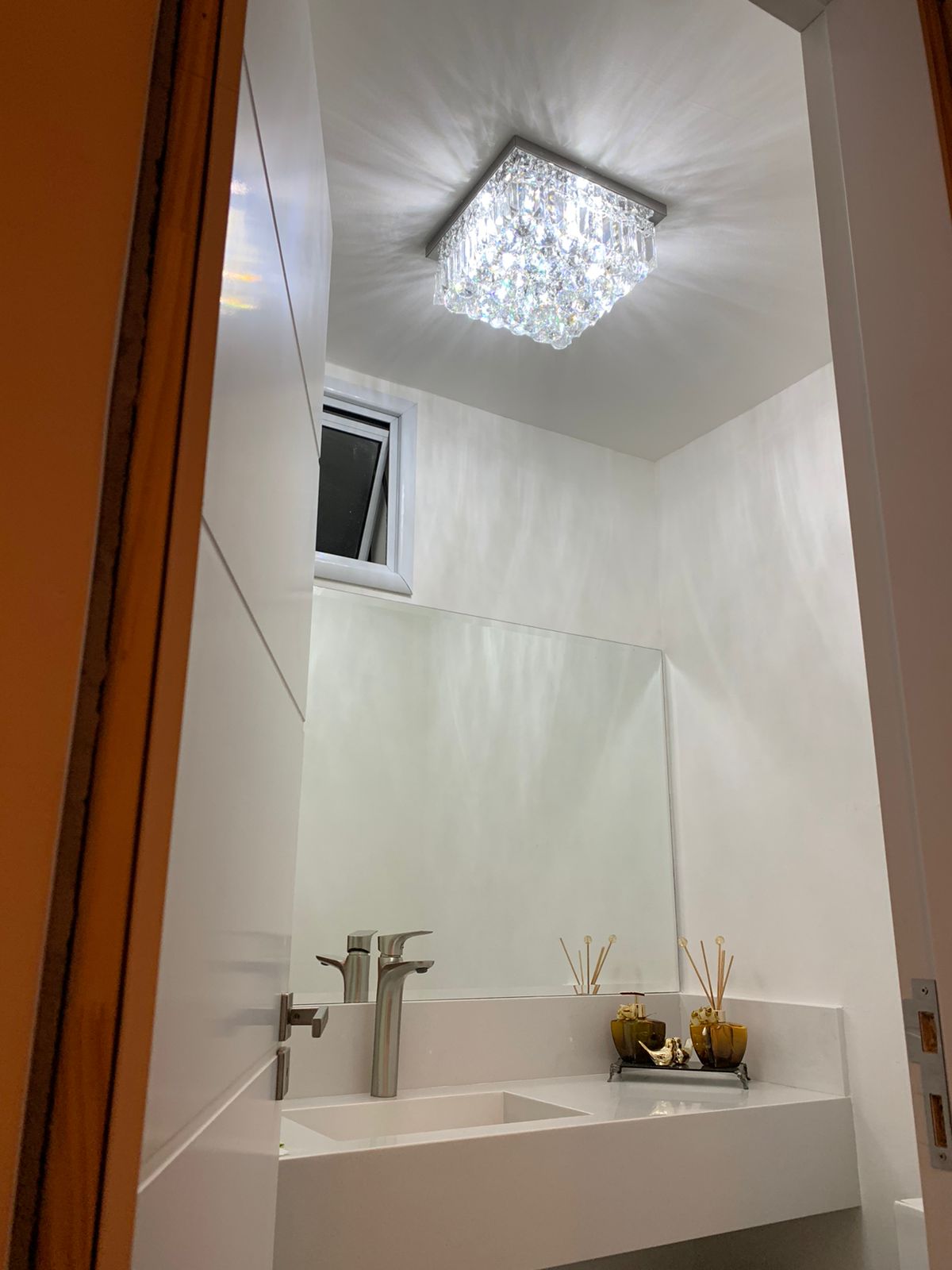 Lustre plafon quadrado transparente da Linha Cristal Harion, com acabamento brilhante e detalhes em cristal.